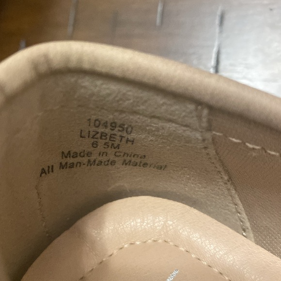 Lauren Blackwell 6.5M Lizbeth 104950 Taupe Loafer with gold chain design - Picture 8 of 11